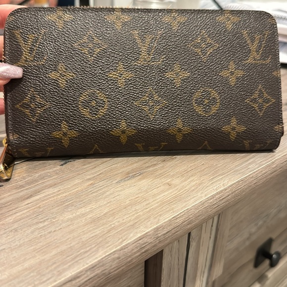 COPY - Louis Vuitton Zippy Wallet - Picture 2 of 6